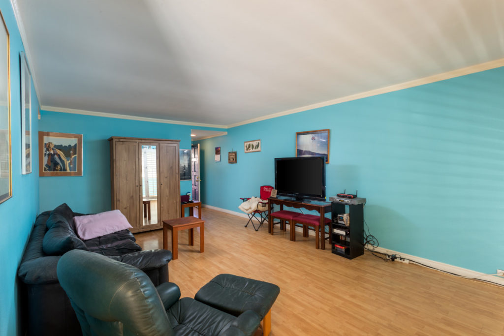 3939-E-Allin-205-living-room